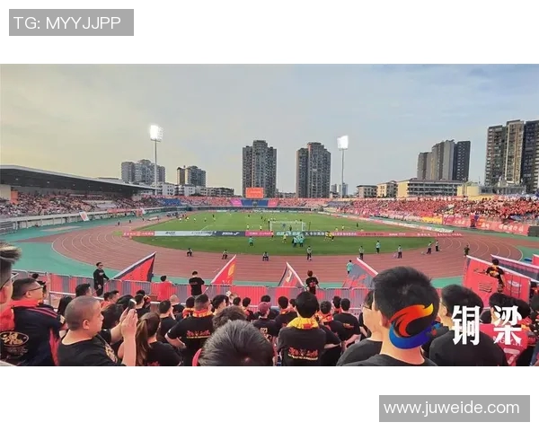 热爱运动的足球明星们如何在赛场内外展现激情与活力