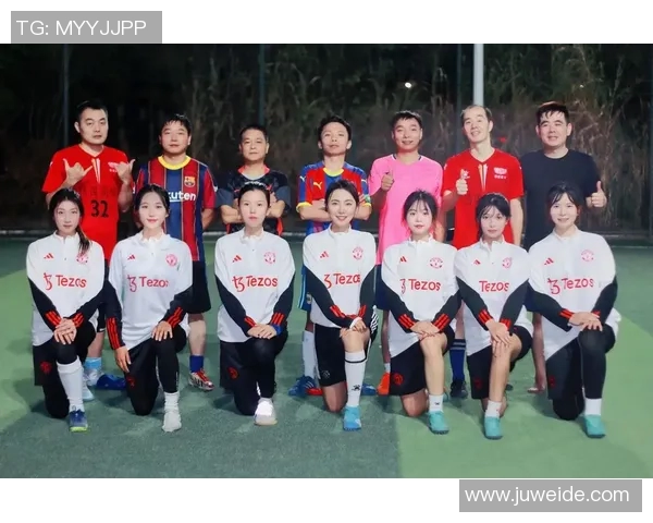 足球明星队齐聚一堂合影留念展现团结与友谊的精彩瞬间